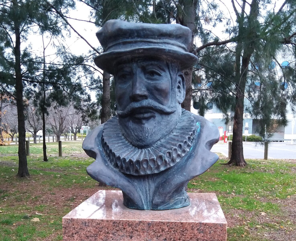 Pedro Fernández de Quirós, statue in Canberra